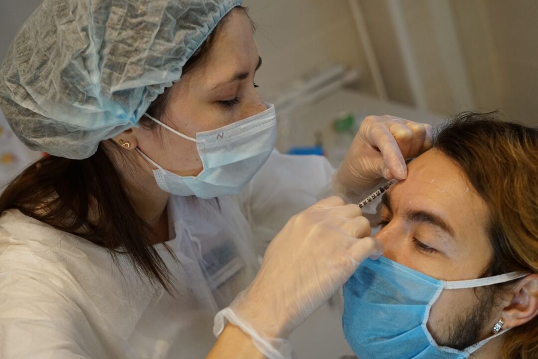 Terapia botulínica - procedimento de injeção para rejuvenescimento da pele facial