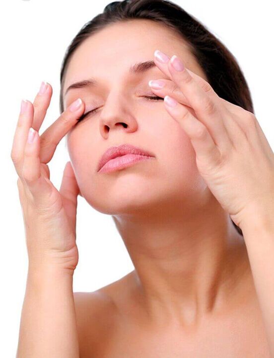 massagem da pele ao redor dos olhos para rejuvenescimento