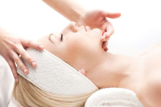 A massagem é um método eficaz de rejuvenescimento da pele facial