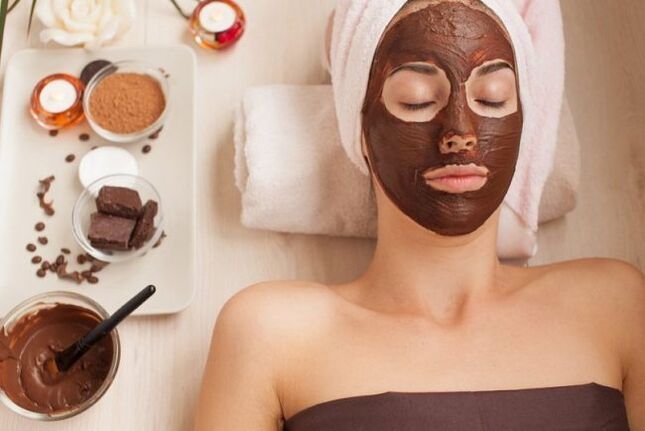 Máscara facial de chocolate escuro para uma pele macia e aveludada