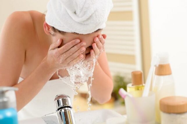 Para lavar o rosto, você deve usar espumas e géis especiais. 