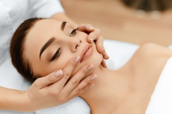 O rejuvenescimento facial por plasma pode ser combinado com massagem após a cicatrização da pele