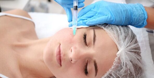 Um cosmetologista realiza um procedimento de rejuvenescimento da pele facial com plasma