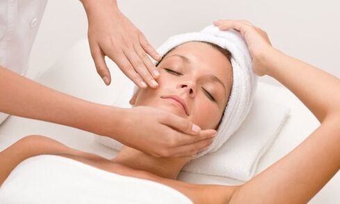 A massagem facial escultural proporcionará à pele o efeito lifting necessário